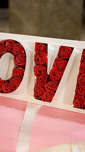 Güllü ışıklı love tabela