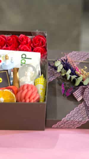 Çiçekli çikolatalı kahverengi hediye kutusu