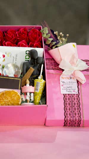 Çiçekli çikolatalı pembe hediye kutusu