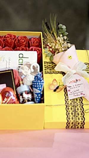 Çiçekli çikolatalı sarı hediye kutusu