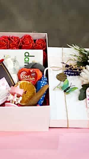 Çiçekli çikolatalı beyaz hediye kutusu