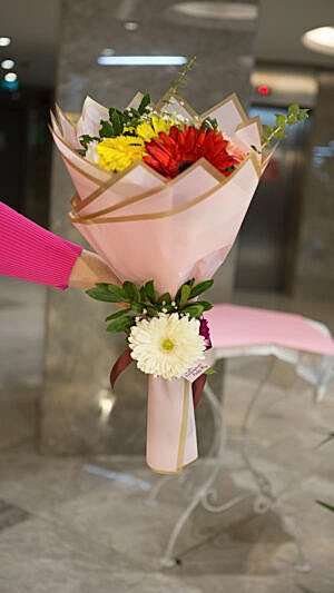 Renkli gerbera buketi