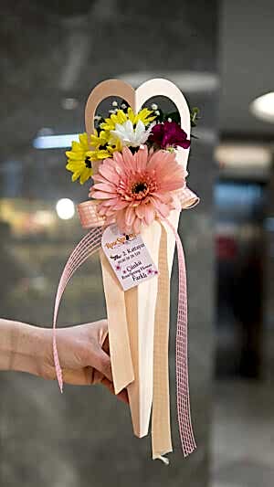 Kutulu canlı çiçek buketi (şeftali rengi kutu)