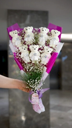 Cipsolu büyük beyaz ayıcıklı buket