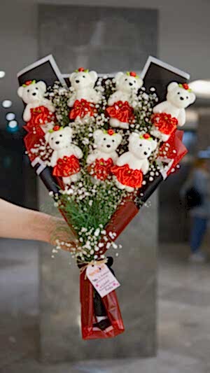 Kırmızı elbiseli ayıcık buketi