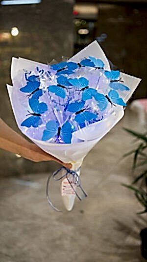 Işıklı kelebek buketi - mavi