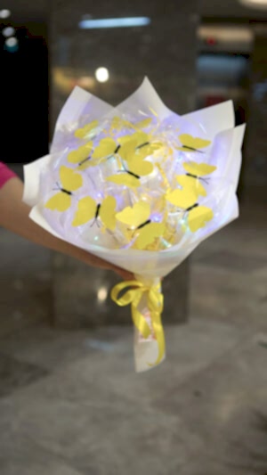 Işıklı kelebek buketi - sarı