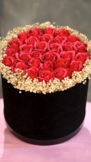 Siyah kadife kutuda 25'li kadife kırmızı güller
