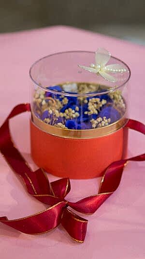 Şeffaf kapaklı kelebekli ışıklı kutulu mavi güller