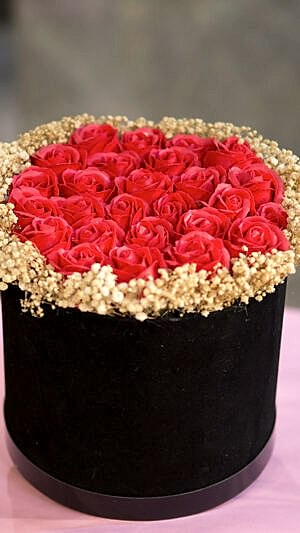 Siyah kadife kutuda 35'li kadife kırmızı güller
