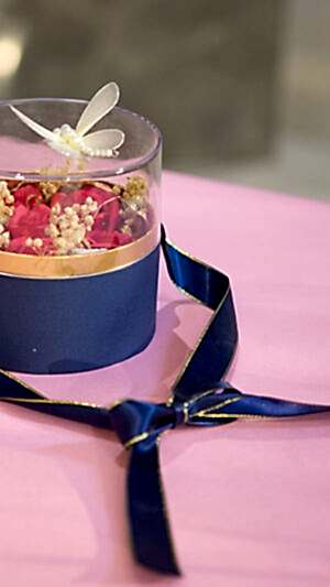 Alternative view of Şeffaf kapaklı kelebekli ışıklı kutulu  kırmızı güller