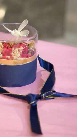 Şeffaf kapaklı kelebekli ışıklı kutulu  kırmızı güller