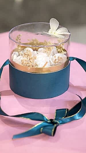 Şeffaf kapaklı kelebekli ışıklı kutulu beyaz güller