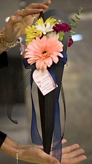 Kutulu canlı çiçek buketi (siyah kutu)