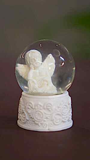 Beyaz melek kar küresi