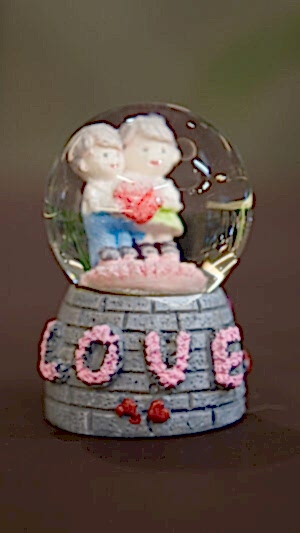 Sevgili çift kar küresi