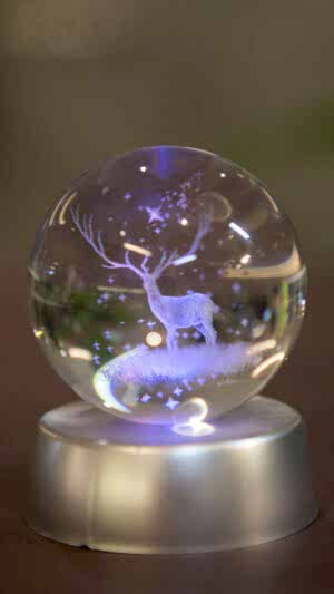 Geyikli ışıklı kar küresi