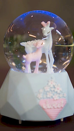 Anne ve yavru ceylanlı kar küresi