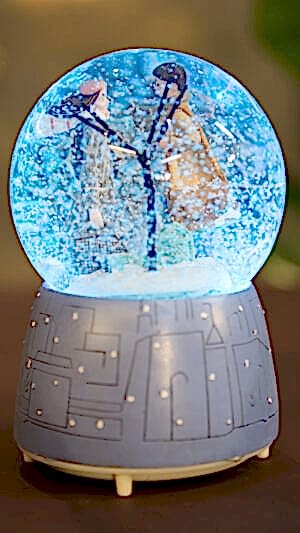 Alternative view of Işıklı müzikli sevgili çift kar küresi