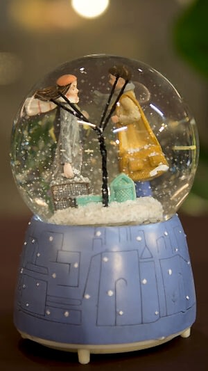 Işıklı müzikli sevgili çift kar küresi