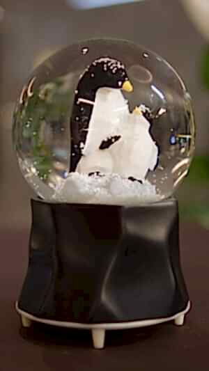 Penguenli kar küresi