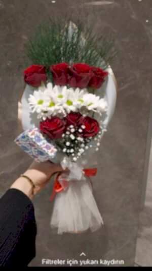 Papatya, tül ve yeşillik detaylı 7 gül buketi