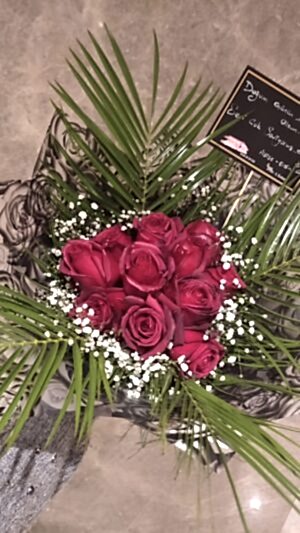 12 gül , cipso ve yaprak ayrıntılı gül buketi