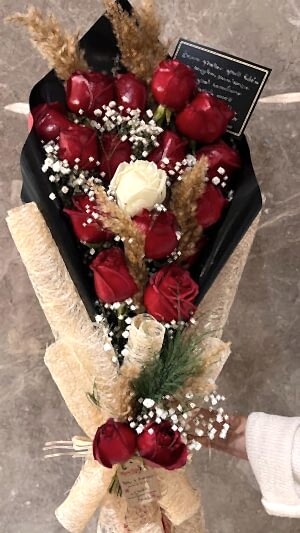 1 adet beyaz ve diğer 17 si kırmızıdan oluşan pampas detaylı gül buketi