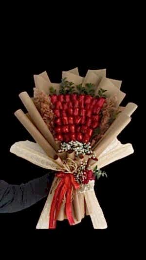 Pampas ve yeşillik ile aranjman edilmiş 41 Gülden oluşmuş bir kız isteme buketidir.