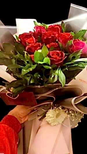 10 Gül ve yeşillikle harmanlanmış bir buket