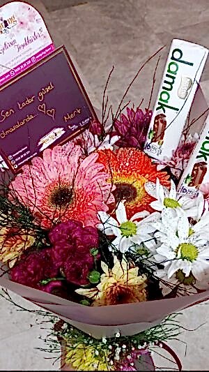 Çikolatalı Karışık Çiçek Buketi